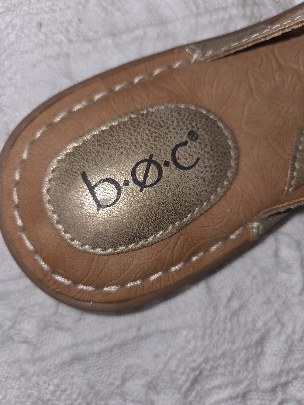 b.o.c. Women's Metallic Gold Floral Thong Sandal - Picture 5 of 6